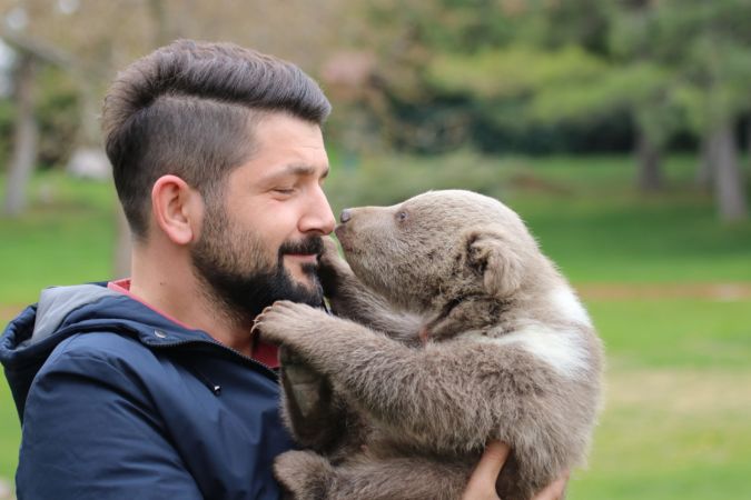 Şempanze "Can" ile yavru ayı "Boncuk"un dostluğu görenleri şaşırtıyor 3