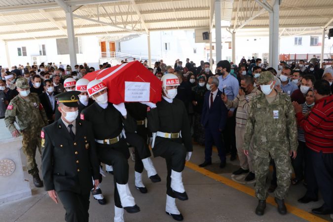 Uzman Onbaşı Mehmet Can Kaya, memleketi Gaziantep'te son yolculuğuna uğurlandı 5