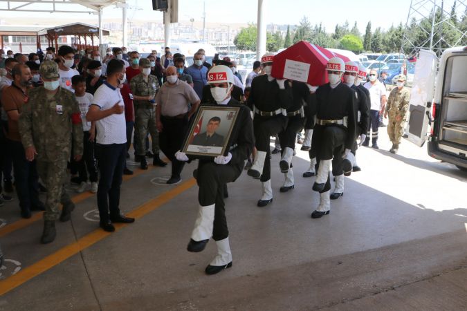Uzman Onbaşı Mehmet Can Kaya, memleketi Gaziantep'te son yolculuğuna uğurlandı 6