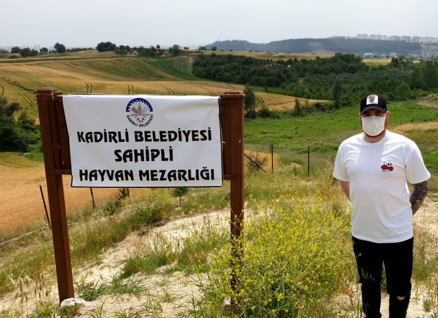 Ölen kedisini defnetmek için Gaziantep'den Osmaniye'ye getirdi 1