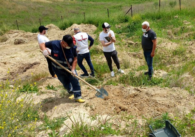 Ölen kedisini defnetmek için Gaziantep'den Osmaniye'ye getirdi 2