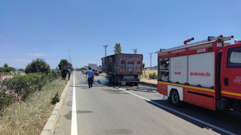 Son Dakika...Gaziantep'te seyir halindeki tırın lastikleri alev aldı, faciayı sürücü önledi 2