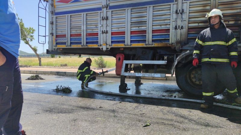 Son Dakika...Gaziantep'te seyir halindeki tırın lastikleri alev aldı, faciayı sürücü önledi 3