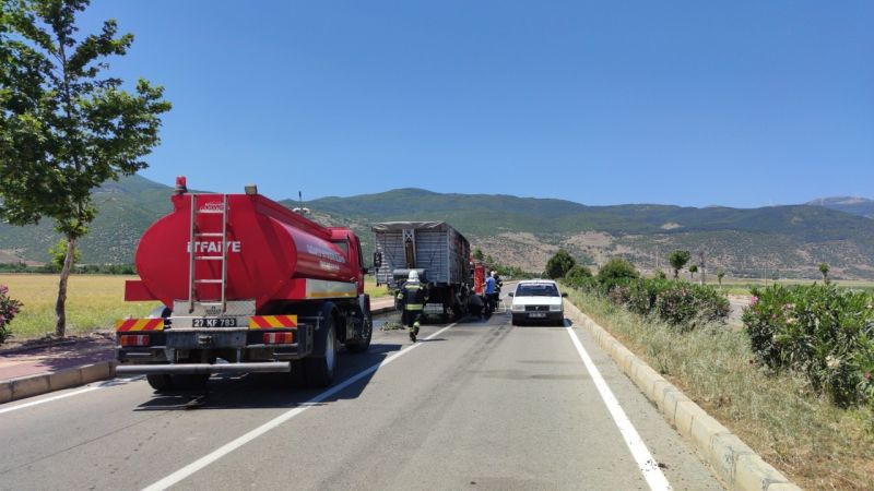 Son Dakika...Gaziantep'te seyir halindeki tırın lastikleri alev aldı, faciayı sürücü önledi 4