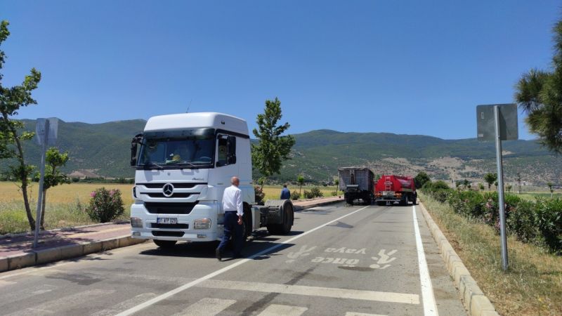 Son Dakika...Gaziantep'te seyir halindeki tırın lastikleri alev aldı, faciayı sürücü önledi 6
