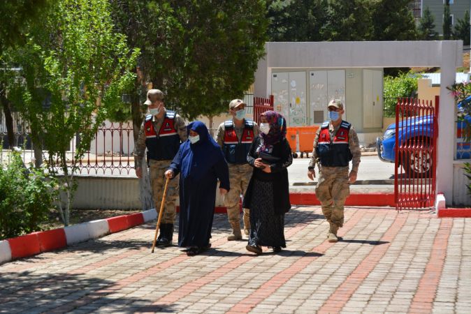 Mehmetçik, Gaziantep'li şehit annesini oğlunun sembolik mezarına götürdü...Denizkurdu-85” tatbikatında Ne Olmuştu? 1