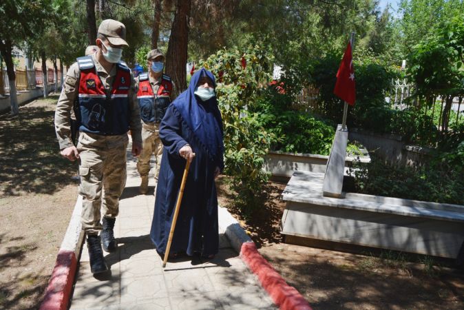 Mehmetçik, Gaziantep'li şehit annesini oğlunun sembolik mezarına götürdü...Denizkurdu-85” tatbikatında Ne Olmuştu? 4