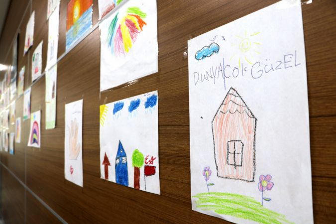 Gaziantep Adliyesi'nin "renkli alanları"nı çocukların çizdiği resimler süslüyor 3
