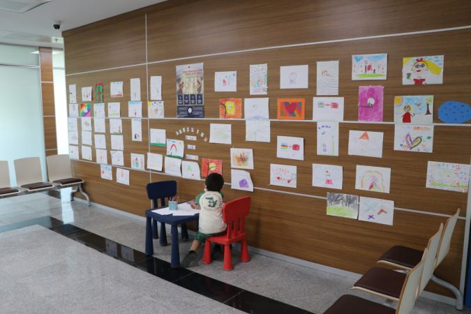 Gaziantep Adliyesi'nin "renkli alanları"nı çocukların çizdiği resimler süslüyor 5