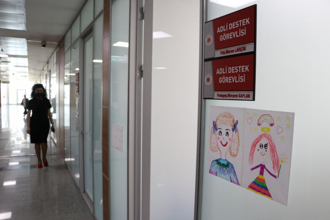 Gaziantep Adliyesi'nin "renkli alanları"nı çocukların çizdiği resimler süslüyor 10