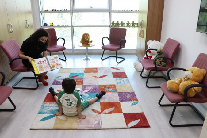 Gaziantep Adliyesi'nin "renkli alanları"nı çocukların çizdiği resimler süslüyor 11