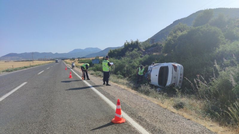 Son Dakika...Gaziantep'te kontrolden çıkan araç şarampole devrildi: 4 yaralı 3