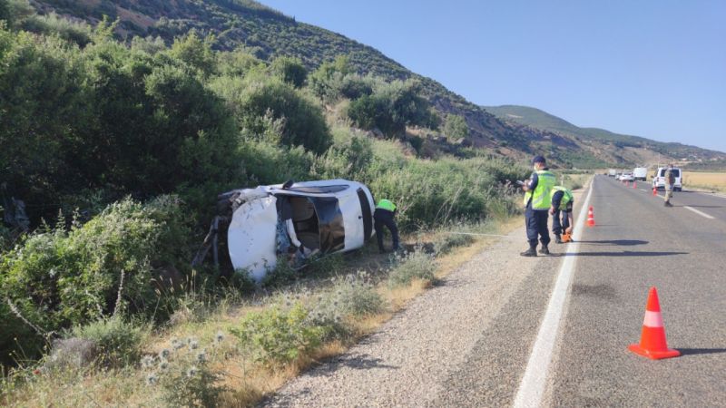 Son Dakika...Gaziantep'te kontrolden çıkan araç şarampole devrildi: 4 yaralı 4