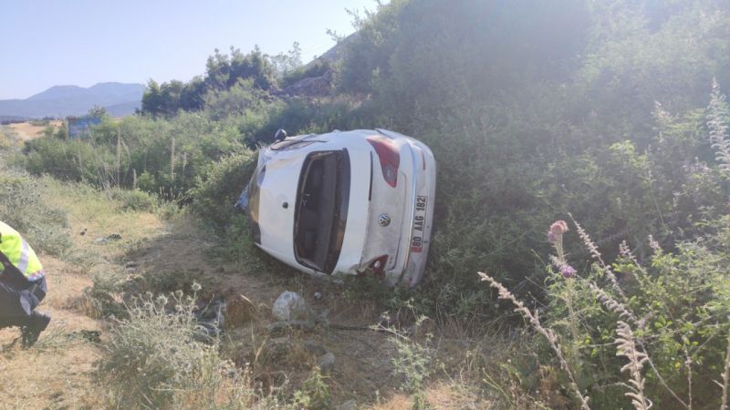 Son Dakika...Gaziantep'te kontrolden çıkan araç şarampole devrildi: 4 yaralı 6