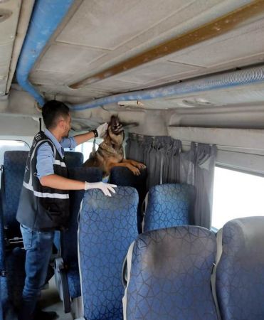 Sınır kapısında silah ve mühimmat ele geçirildi 2