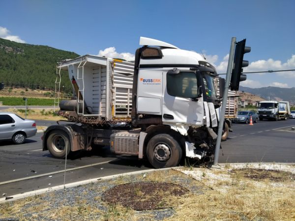 Gaziantep'te tır ile süt yüklü kamyonet çarpıştı 4