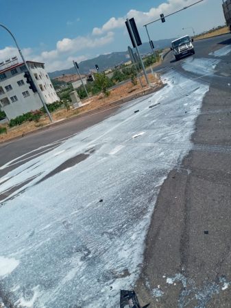 Gaziantep'te tır ile süt yüklü kamyonet çarpıştı 8