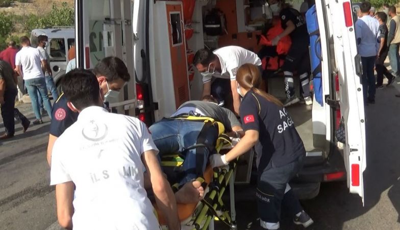 Son Dakika: Foto Haber...Gaziantep'te İki araç kafa kafaya çarpıştı: 3 yaralı Yakını Kavgaya Tutuştu 1