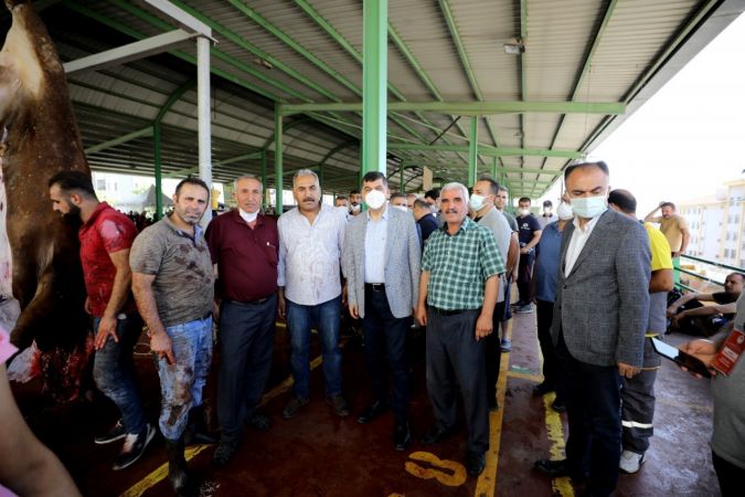 Fadıloğlu, kurban kesim yerlerini gezdi, vatandaşla bayramlaştı 2