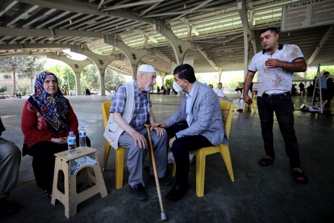 Fadıloğlu, kurban kesim yerlerini gezdi, vatandaşla bayramlaştı 3