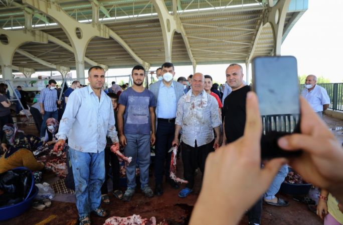 Fadıloğlu, kurban kesim yerlerini gezdi, vatandaşla bayramlaştı 4