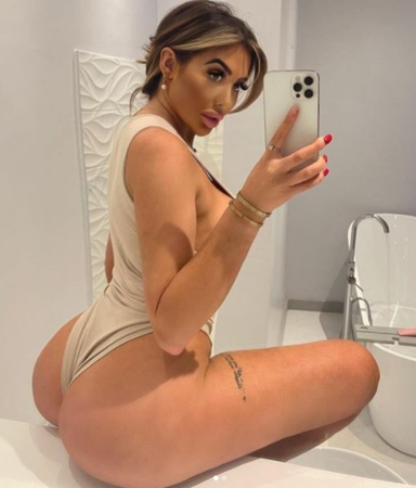 Chloe Ferry yine formunda! Banyo tezgahına oturup... 3