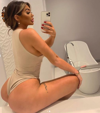 Chloe Ferry yine formunda! Banyo tezgahına oturup... 4
