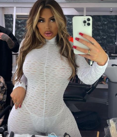 Chloe Ferry yine formunda! Banyo tezgahına oturup... 8