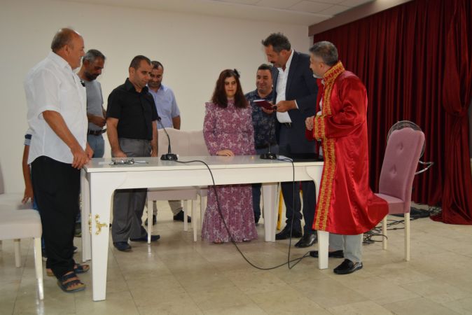 Mutlu Haber: Gaziantep'te görme engelli çift, aşklarını nikahta şarkılar söyleyerek dile getirdi 3