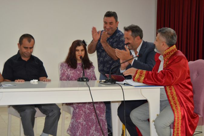 Mutlu Haber: Gaziantep'te görme engelli çift, aşklarını nikahta şarkılar söyleyerek dile getirdi 5