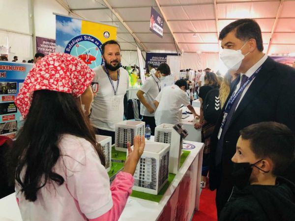 Fadıloğlu, TEKNOFEST’te yarışan Gaziantep’in gururlarını ziyaret etti 1