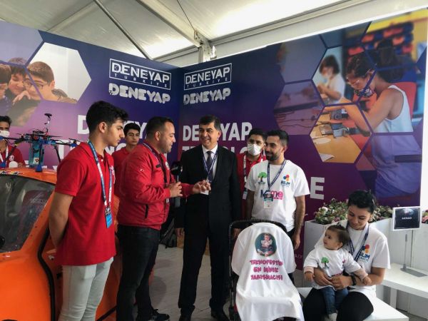 Fadıloğlu, TEKNOFEST’te yarışan Gaziantep’in gururlarını ziyaret etti 4