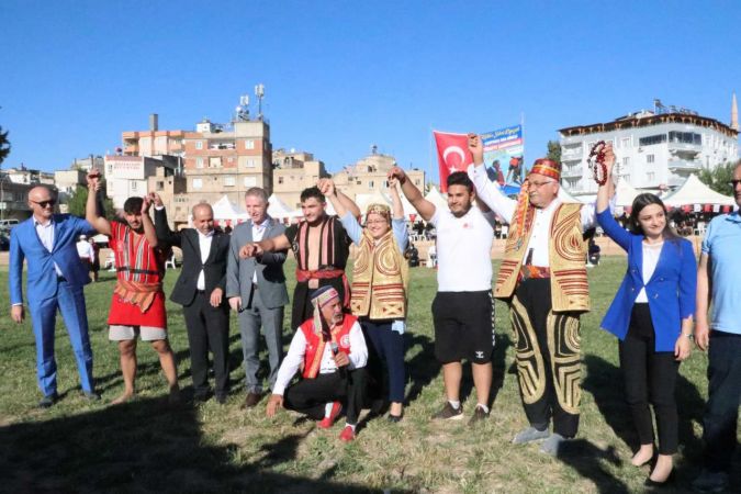 Gaziantep'in Oğuzeli ilçesinde gerçekleşen Aba Güreşi izleyenlerin nefesini kesti 9