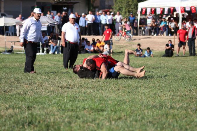 Gaziantep'in Oğuzeli ilçesinde gerçekleşen Aba Güreşi izleyenlerin nefesini kesti 11