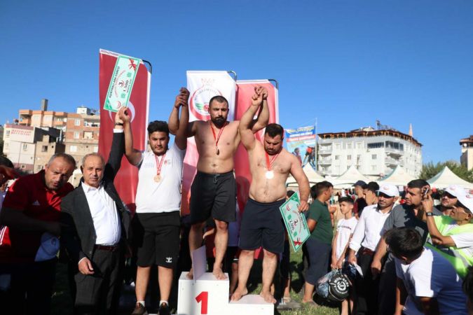 Gaziantep'in Oğuzeli ilçesinde gerçekleşen Aba Güreşi izleyenlerin nefesini kesti 15