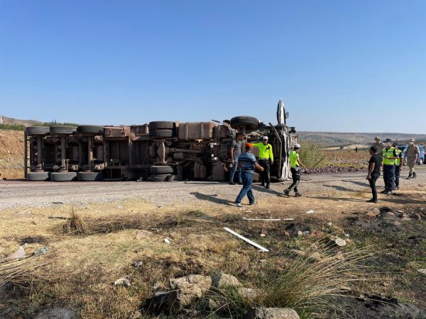 Son Dakika: Foto Haber...Katliam Gibi Kaza!Kilis'te tır ile otomobilin çarpışması sonucu 4 kişi yaşamını yitirdi 1
