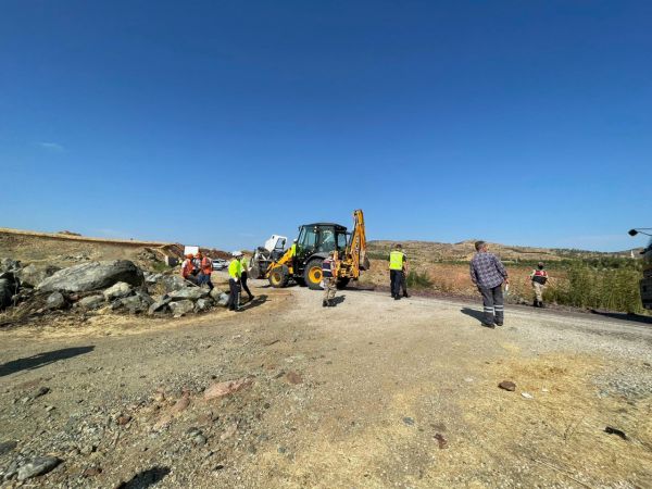 Son Dakika: Foto Haber...Katliam Gibi Kaza!Kilis'te tır ile otomobilin çarpışması sonucu 4 kişi yaşamını yitirdi 3