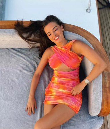 Foto Haber: O Ses Türkiye sunucusu Saadet Özsırkıntı durmak bilmiyor! Bu defa süper minisiyle Instagram'ı salladı 3