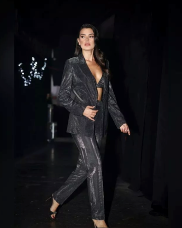 Foto Haber: O Ses Türkiye sunucusu Saadet Özsırkıntı durmak bilmiyor! Bu defa süper minisiyle Instagram'ı salladı 6