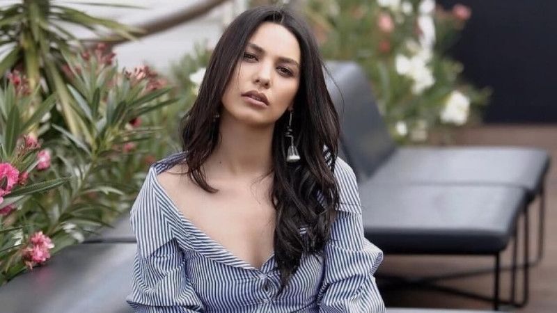 Foto Haber:Hazal Filiz Küçükköse göğüs dekoltesiyle olay oldu! "Melis Sezen'in önüne geçtin" 6