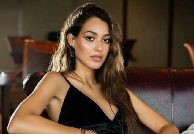 Foto Haber: Güzel oyuncu Dilan Çiçek Deniz'in göğüs dekolteli yılbaşı pozları Instagram'ı yıktı geçti! 11