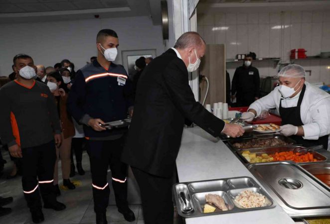 Foto Haber: Cumhurbaşkanı Erdoğan Gaziantep'te işçilerle buluştu...İşçilerle yemek yiyen Cumhurbaşkanı Erdoğan Gaziantep OSB'ye Övgüler Yağdırdı... 2