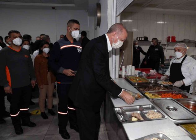 Foto Haber: Cumhurbaşkanı Erdoğan Gaziantep'te işçilerle buluştu...İşçilerle yemek yiyen Cumhurbaşkanı Erdoğan Gaziantep OSB'ye Övgüler Yağdırdı... 4
