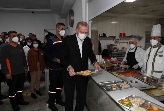 Foto Haber: Cumhurbaşkanı Erdoğan Gaziantep'te işçilerle buluştu...İşçilerle yemek yiyen Cumhurbaşkanı Erdoğan Gaziantep OSB'ye Övgüler Yağdırdı... 5