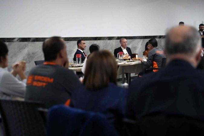 Foto Haber: Cumhurbaşkanı Erdoğan Gaziantep'te işçilerle buluştu...İşçilerle yemek yiyen Cumhurbaşkanı Erdoğan Gaziantep OSB'ye Övgüler Yağdırdı... 7