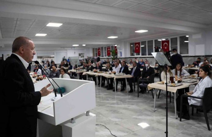 Foto Haber: Cumhurbaşkanı Erdoğan Gaziantep'te işçilerle buluştu...İşçilerle yemek yiyen Cumhurbaşkanı Erdoğan Gaziantep OSB'ye Övgüler Yağdırdı... 8