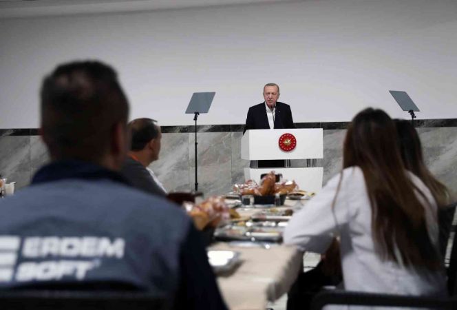Foto Haber: Cumhurbaşkanı Erdoğan Gaziantep'te işçilerle buluştu...İşçilerle yemek yiyen Cumhurbaşkanı Erdoğan Gaziantep OSB'ye Övgüler Yağdırdı... 9