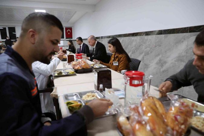 Foto Haber: Cumhurbaşkanı Erdoğan Gaziantep'te işçilerle buluştu...İşçilerle yemek yiyen Cumhurbaşkanı Erdoğan Gaziantep OSB'ye Övgüler Yağdırdı... 15