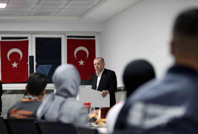 Foto Haber: Cumhurbaşkanı Erdoğan Gaziantep'te işçilerle buluştu...İşçilerle yemek yiyen Cumhurbaşkanı Erdoğan Gaziantep OSB'ye Övgüler Yağdırdı... 18