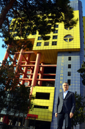 Son Dakika: Foto Haber... Kahramanmaraş'ta Dünya'nın Gündeminde olan o bina yıkılıyor! 'Dünyanın en saçma binası'nın yıkımı başladı 2